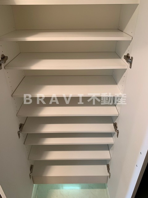 エスライズ本町東　BRAVI不動産の玄関|【エスライズ本町東】シューズボックス