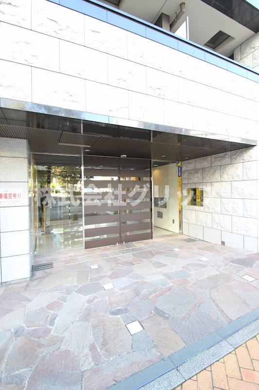 横浜市中区野毛町３丁目の賃貸マンションのエントランス