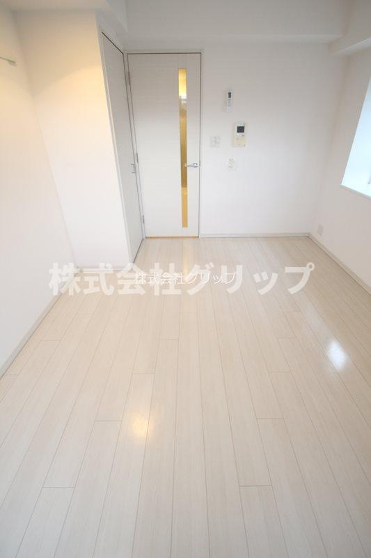 横浜市中区野毛町３丁目の賃貸マンションの居間・リビング