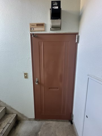 東新スカイハイツの玄関