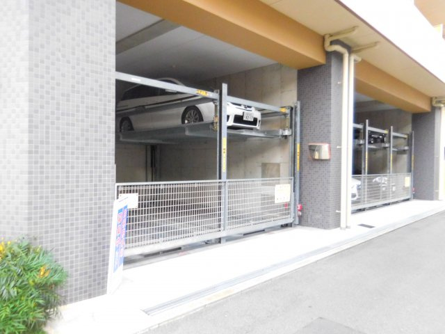 セレニテ高槻の駐車場