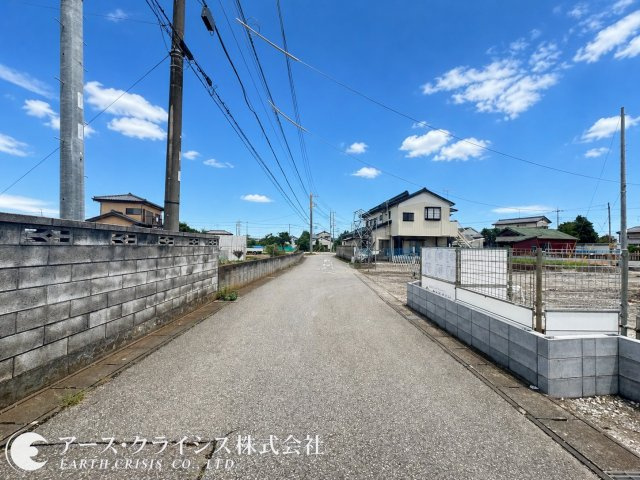 【前面道路含む現地写真】 | 野田市谷津3期　全6棟 | ゆとりある敷地と使いやすい配置設計。共働き世帯や来客時にも便利な駐車スペースを確保しながら、住まい全体に開放感をもたらしています。