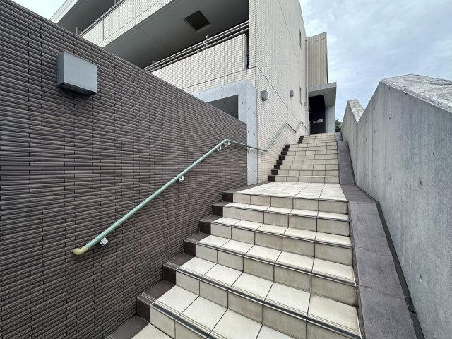 川崎市麻生区上麻生５丁目の賃貸マンションのエントランス