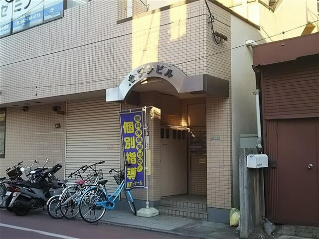 セブンビルのエントランス