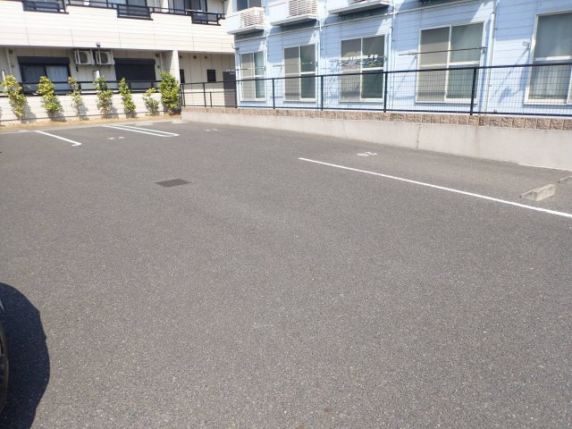 本州東海ビルの駐車場