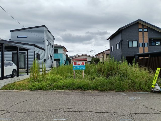 柏崎市向陽町 売地の前面道路含む現地写真|現地・看板設置後（2026年9月16日撮影）