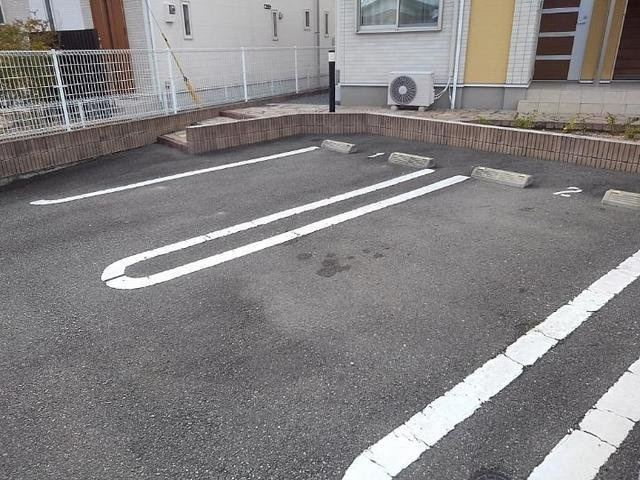 フェリア香寺の駐車場