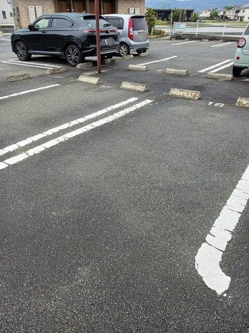 グラン　ベルジュ　Ａの駐車場|車をお持ちの方に嬉しい駐車場付きの物件です