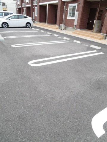 フランメゾン南沖洲Ａの駐車場|駐車場があるので、車を買う予定の方も安心です