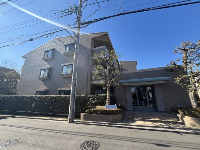 【外観】 | ソフィア東伏見　(保谷店) | 宅配ボックスがあり、不在時にもラクラク荷物が受け取れます。