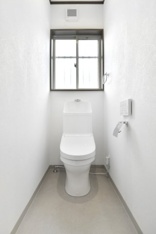 岡山市東区瀬戸町下　中古戸建のトイレ|ウォシュレット・暖房便座・自動洗浄機能付き。