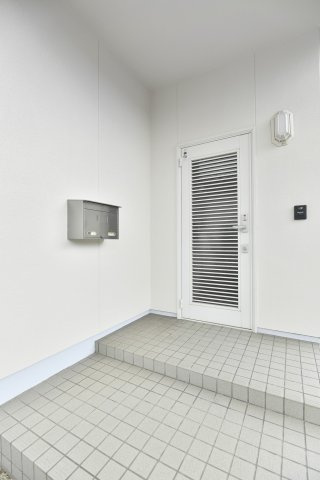 岡山市東区瀬戸町下　中古戸建の玄関