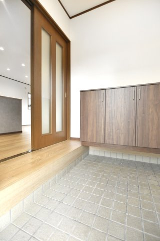 岡山市東区瀬戸町下　中古戸建の玄関