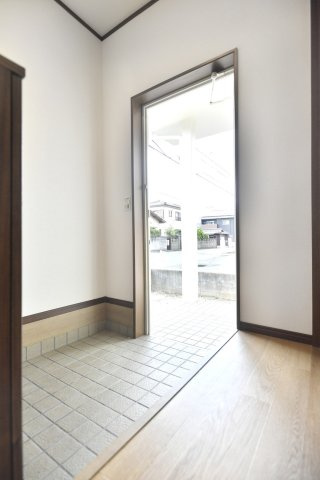 岡山市東区瀬戸町下　中古戸建の玄関