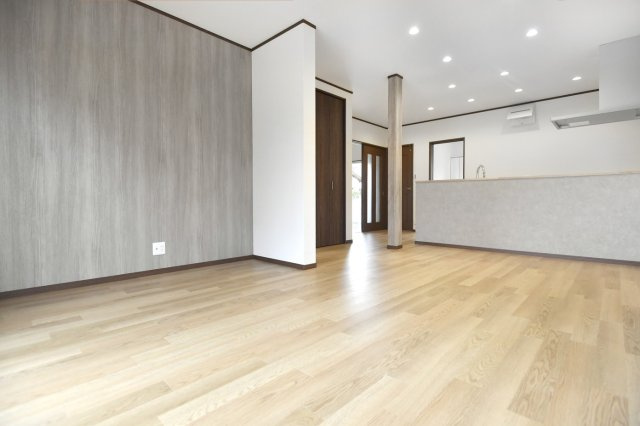 岡山市東区瀬戸町下　中古戸建の居間・リビング|約１７．５帖のリビングダイニング。
クロス・クッションフロア張替え済みです。