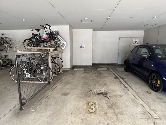 グラビスコート加古町の駐車場
