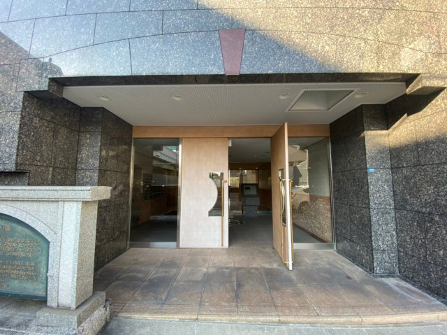 KAISEI本町東のエントランス