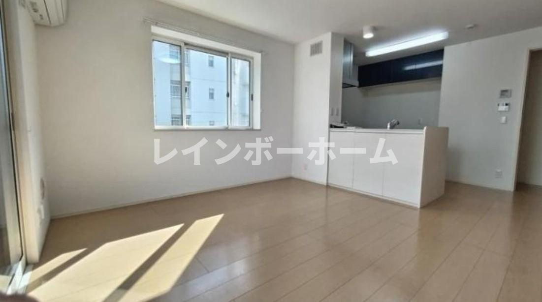メゾンヴェール徳住の居間・リビング|反転間取りです。