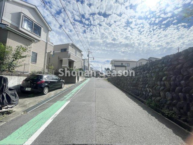 座間市立野台3丁目　中古戸建　97.97平米の前面道路含む現地写真