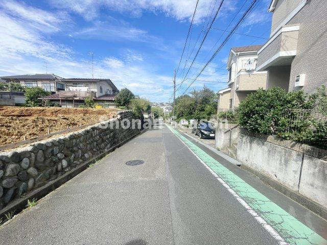 座間市立野台3丁目　中古戸建　97.97平米の前面道路含む現地写真