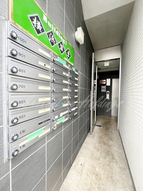 横浜市中区長者町９丁目の賃貸マンションのエントランス