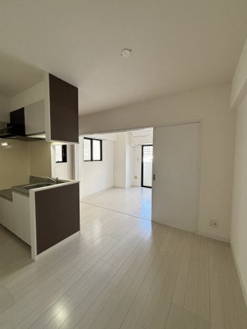 MODERN PALAZZO 東公園の居間・リビング