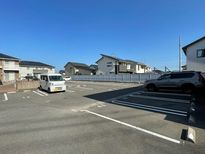 ロイヤルパークス林町 C棟の駐車場|駐車場