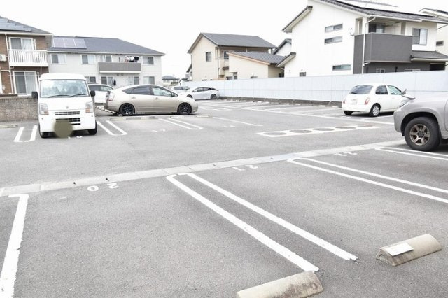 ロイヤルパークス林町 C棟の駐車場|駐車場