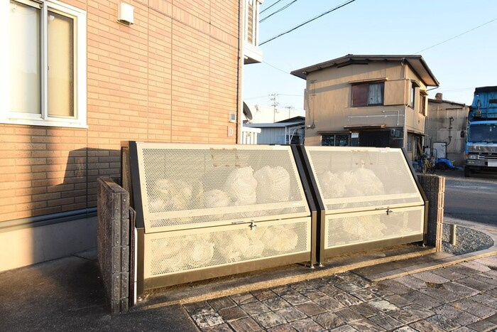ロイヤルパークス林町 C棟|ゴミ庫
