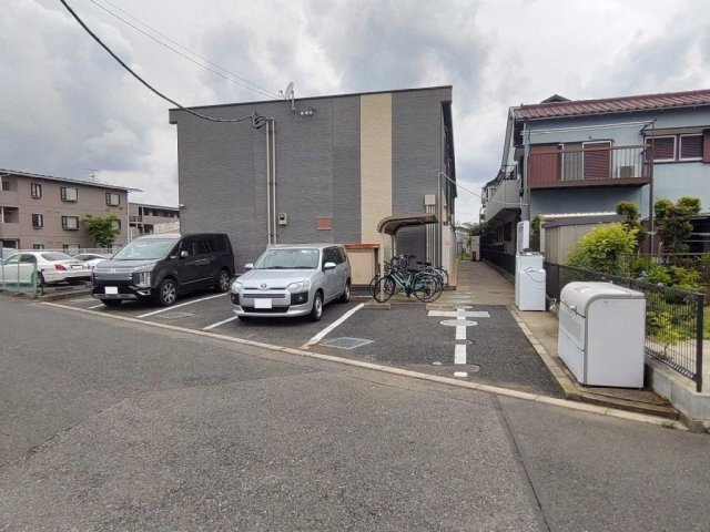 レオパレスニューの駐車場
