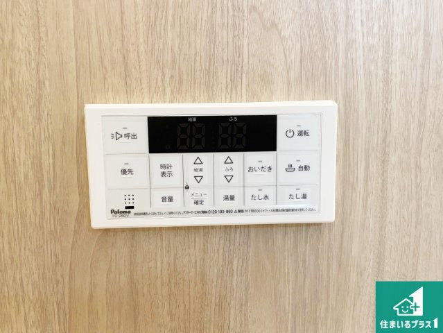 高槻市大冠町　新築一戸建てのキッチン|リビングと統一感があり、使い勝手のいいキッチン。広々としているので、二人並んで作業が出来ちゃいます。お子様と一緒に色々なお料理に挑戦できるスペースがあります。
