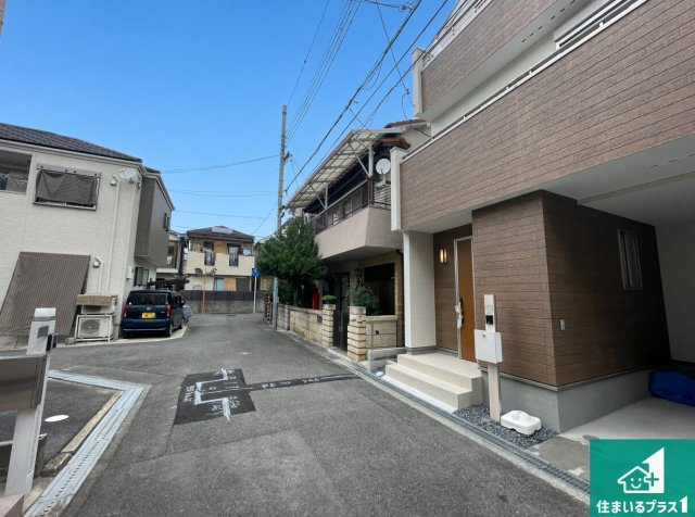 ■高槻市大冠町　新築一戸建ての前面道路含む現地写真|周辺は閑静な住宅街！前面道路広々で車の出し入れも便利です。駐車が苦手な方でも安心して車庫入れできます！
