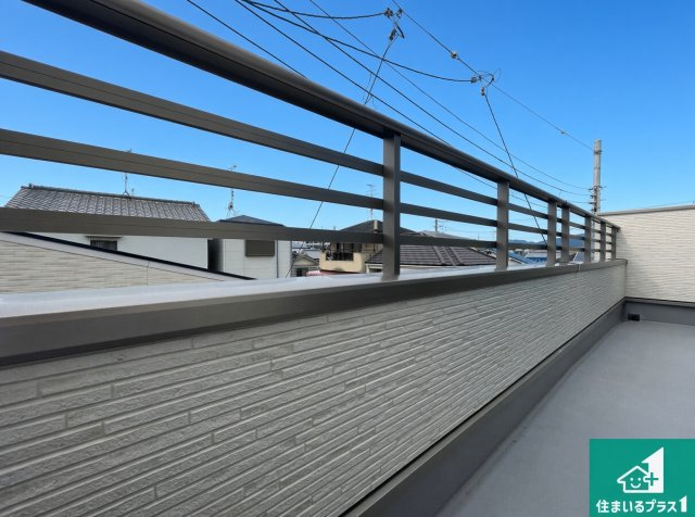 ■高槻市大冠町　新築一戸建てのバルコニー|ワイドバルコニーは洗濯物を干すスペースが広いのでご家族が多くても安心！