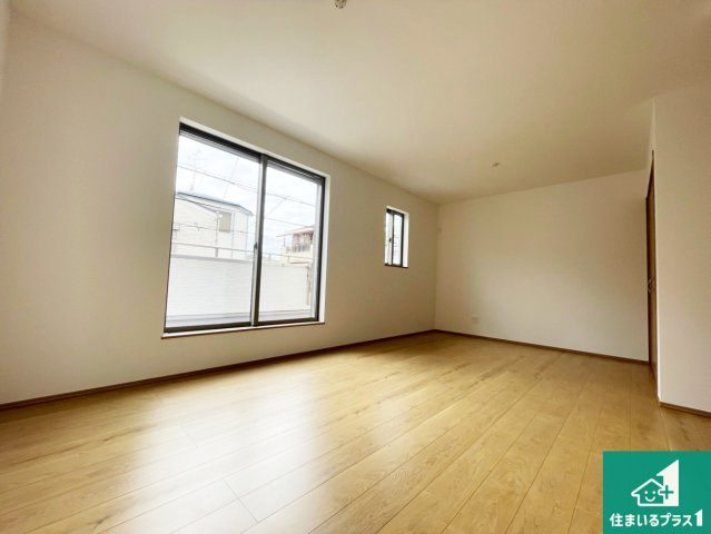 ■高槻市大冠町　新築一戸建ての居間・リビング|明るいリビングで朝の目覚めもスッキリできそう！対面キッチンでご家族のコミュニケーションも自然と増える設計！小さなお子様が遊ぶスペースを作っても広々とくつろげるLDK！