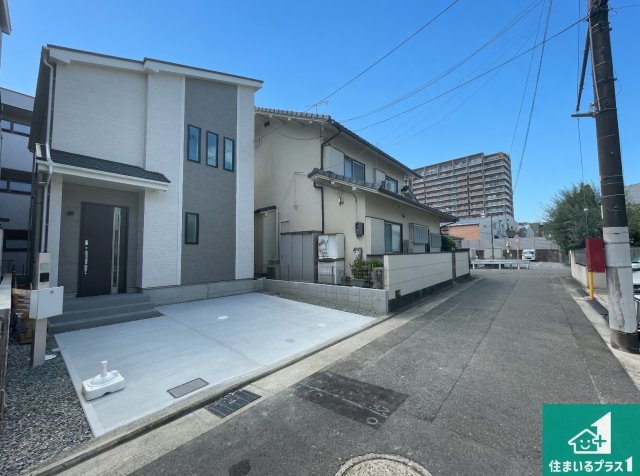 ■茨木市西福井　新築一戸建ての前面道路含む現地写真|周辺は閑静な住宅街！前面道路広々で車の出し入れも便利です。駐車が苦手な方でも安心して車庫入れできます！