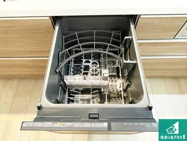 ■茨木市西福井　新築一戸建ての設備|食事後の一仕事、食器洗いをボタン一つでお任せできちゃいます！場所を取らないビルトイン式なので、お料理スペースもしっかり確保！