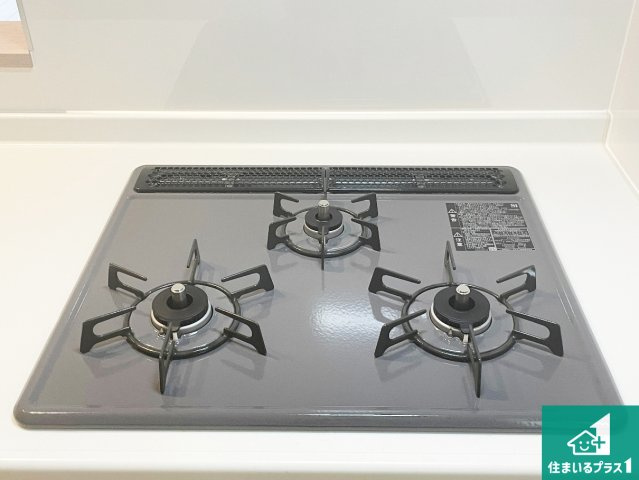 ■茨木市西福井　新築一戸建ての設備|ダブル高火力Ｓｉセンサー付きコンロ！３口あるので、まとめて料理をする時も大活躍！