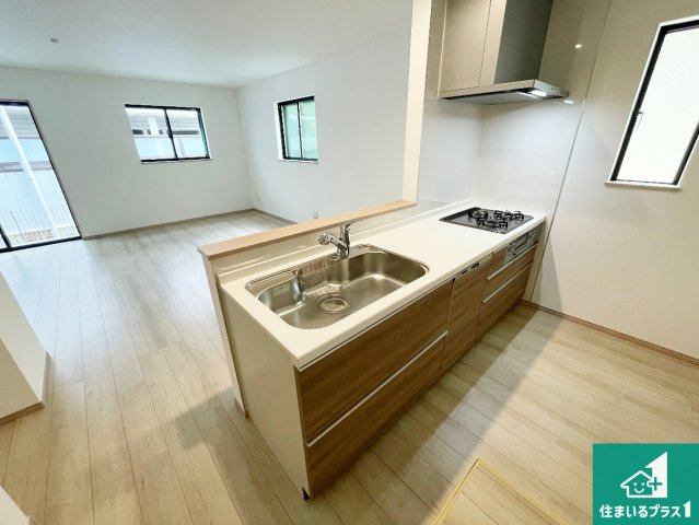 ■茨木市西福井　新築一戸建てのキッチン|リビングと統一感があり、使い勝手のいいキッチン。広々としているので、二人並んで作業が出来ちゃいます。お子様と一緒に色々なお料理に挑戦できるスペースがあります。
