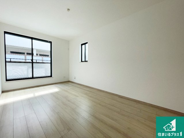 ■茨木市西福井　新築一戸建ての洋室|シンプルな洋室は、自分好みのインテリアが楽しめます♪ご家族とインテリアや家具を選びに行くのは入居時の醍醐味の一つです。ぜひお楽しみください♪
