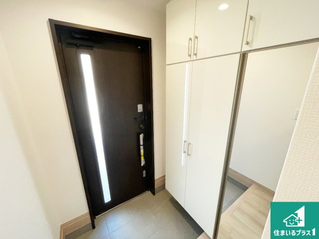 ■茨木市西福井　新築一戸建ての玄関|シューズボックスにはたくさんの靴が収納できるので玄関周りはいつもスッキリ！ご家族が増えても安心！