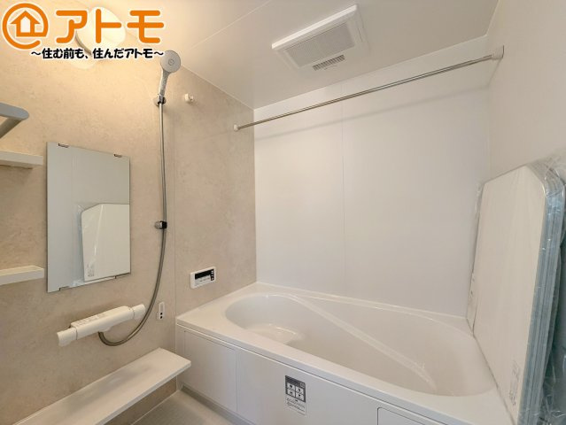 【浴室】 | 清水区中矢部町8期　新築戸建　全1棟 | 浴室は落ち着いた色のパネルでゆったりと過ごせる空間です。お風呂で一日の疲れを癒しましょう♪