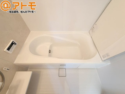 【浴室】 | 清水区中矢部町8期　新築戸建　全1棟 | お子様やお年寄りが使いやすいだけでなく、半身浴にも便利なベンチタイプの湯舟です。お湯の節約にも！