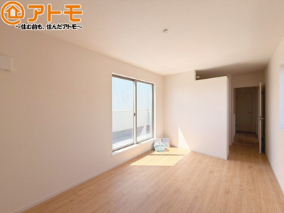 【寝室】 | 清水区中矢部町8期　新築戸建　全1棟 | バルコニーに面したお部屋なので、布団などの大きなものも楽々干せます♪
