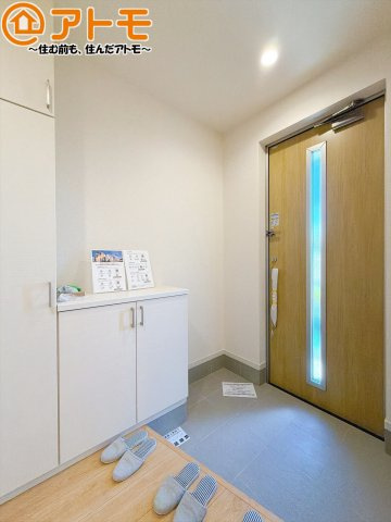 【玄関】 | 清水区中矢部町8期　新築戸建　全1棟 | 玄関は収納付きで使い勝手良好♪見た目もすっきり♪