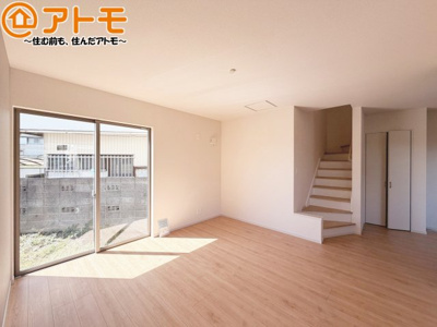 【居間・リビング】 | 清水区中矢部町8期　新築戸建　全1棟 | 日当たりのよいリビングは、一年を通してぽかぽかとしています。家族が自然と集まる空間になりそうですね♪