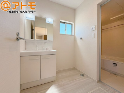 【独立洗面台】 | 清水区中矢部町8期　新築戸建　全1棟 | シャワータイプの洗面台は、洗濯物の土汚れなどの予洗いもしやすいため、お子様のいるご家庭でも大活躍！