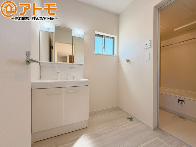 【独立洗面台】 | 清水区中矢部町8期　新築戸建　全1棟 | シャワータイプの洗面台は、洗濯物の土汚れなどの予洗いもしやすいため、お子様のいるご家庭でも大活躍！