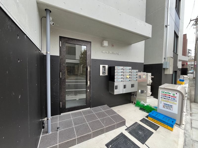 ６th Av.RESIDENCE AYASEのエントランス