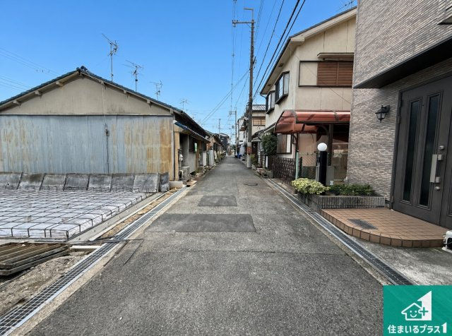◆松原市東新町　新築一戸建ての前面道路含む現地写真|周辺は落ち着いた街並みの住宅地！子育てがしやすい住環境です！まだ未完成ですが、現地でしかわからない事もございます。是非一度ご覧ください。