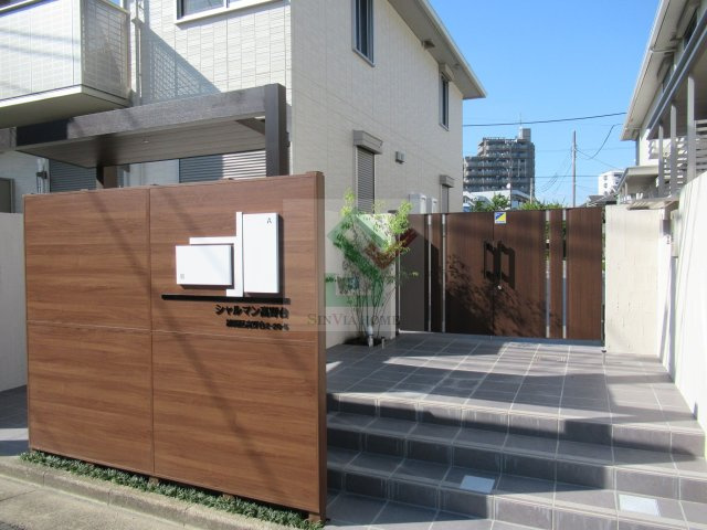 シャルマン高野台Aのエントランス